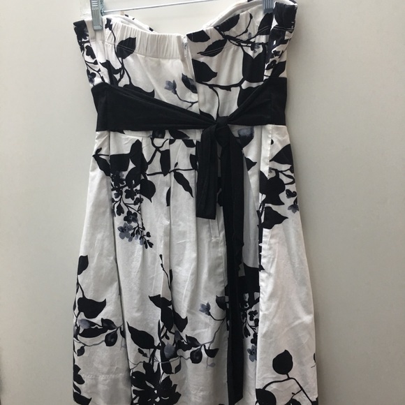 Dresses - Picture 2 of 4